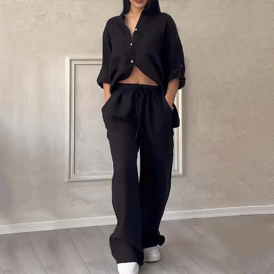 Ensemble 2 pièces pour femme : Chemise boutonnée et pantalon.